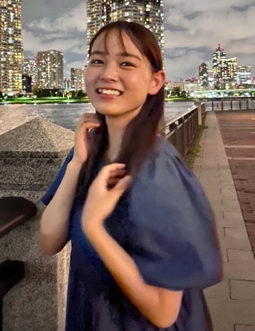 豊洲の夜景をバックに写る光嶌なづな
