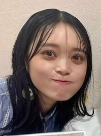 お弁当を持って写真を撮る髙石あかり