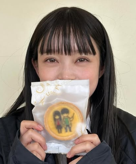 お菓子を持って写真を撮る髙石あかり