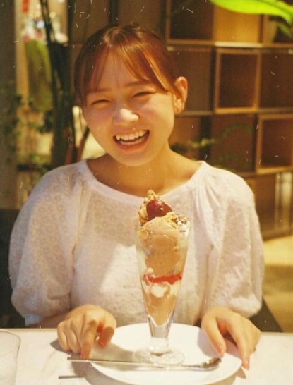 カフェでパフェを前にしている光嶌なづな
