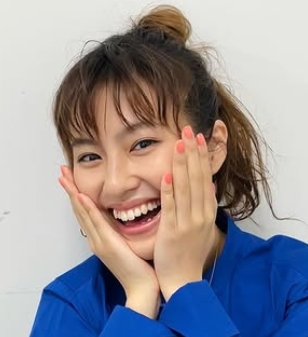 笑顔で写真に映る恒松祐里
