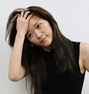 髪をかきあげるヒコロヒー
