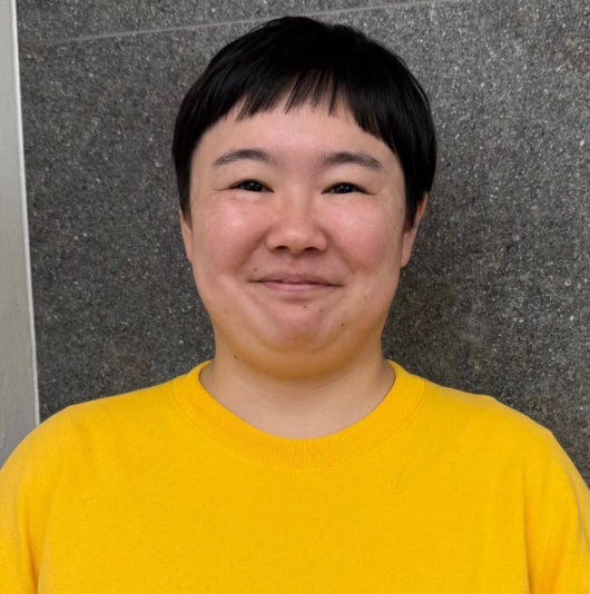 黄色い服を着て髪型を変えた笑顔のやす子さん