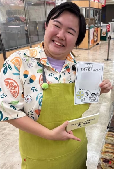 テレビ番組に出演していてスーパーの惣菜コーナーの前でエプロン姿のやす子