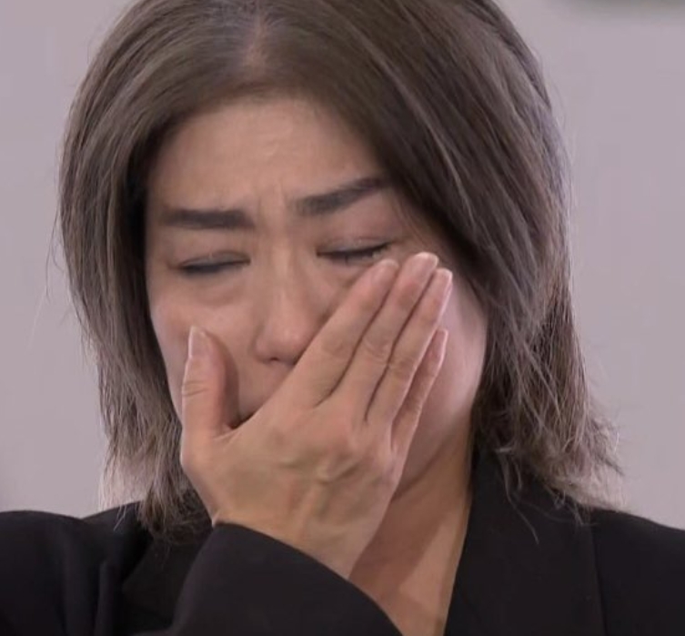 涙しながら手で口元をおさえながら会見している田久保真紀