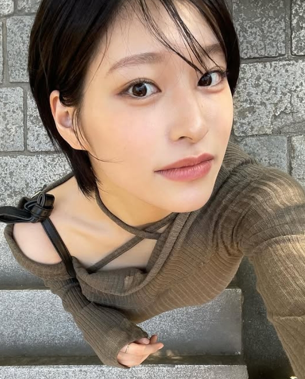 自分の真上から真上を向いて自撮りをする黎架