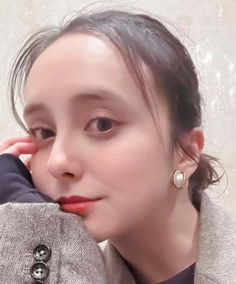 白いピアスをつけている石田ニコル
