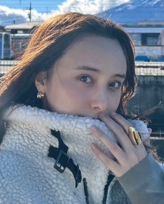 富士山をバックに写真に映る石田ニコル
