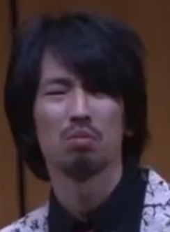 前髪を斜めに分けている川北茂澄