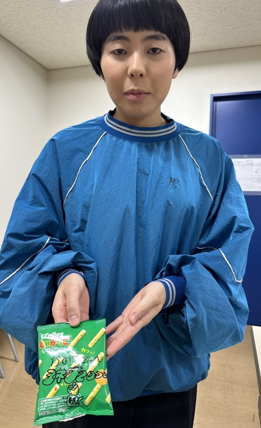 ヨネダ2000の誠がCalbeeのじゃがりこ茶づけのり味を紹介する写真