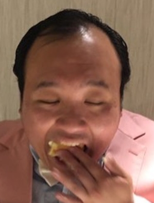 ケーキを手で食べる大鶴肥満