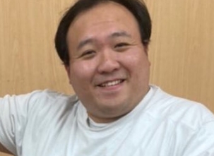 白いTシャツを着ている大鶴肥満