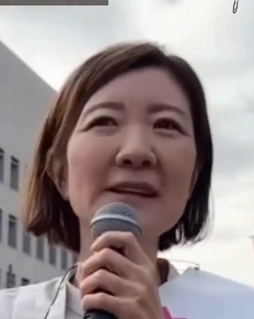 選挙演説中の大石晃子
