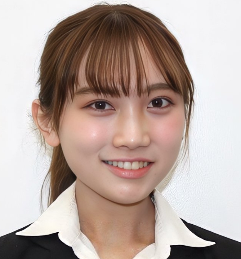 黒のジャケットに白いシャツを着用し、前髪ありのストレートヘアで微笑んでいる今井優里